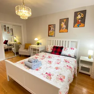 Guest house Sunny House - Main Floor, Free Parking, In, Toronto